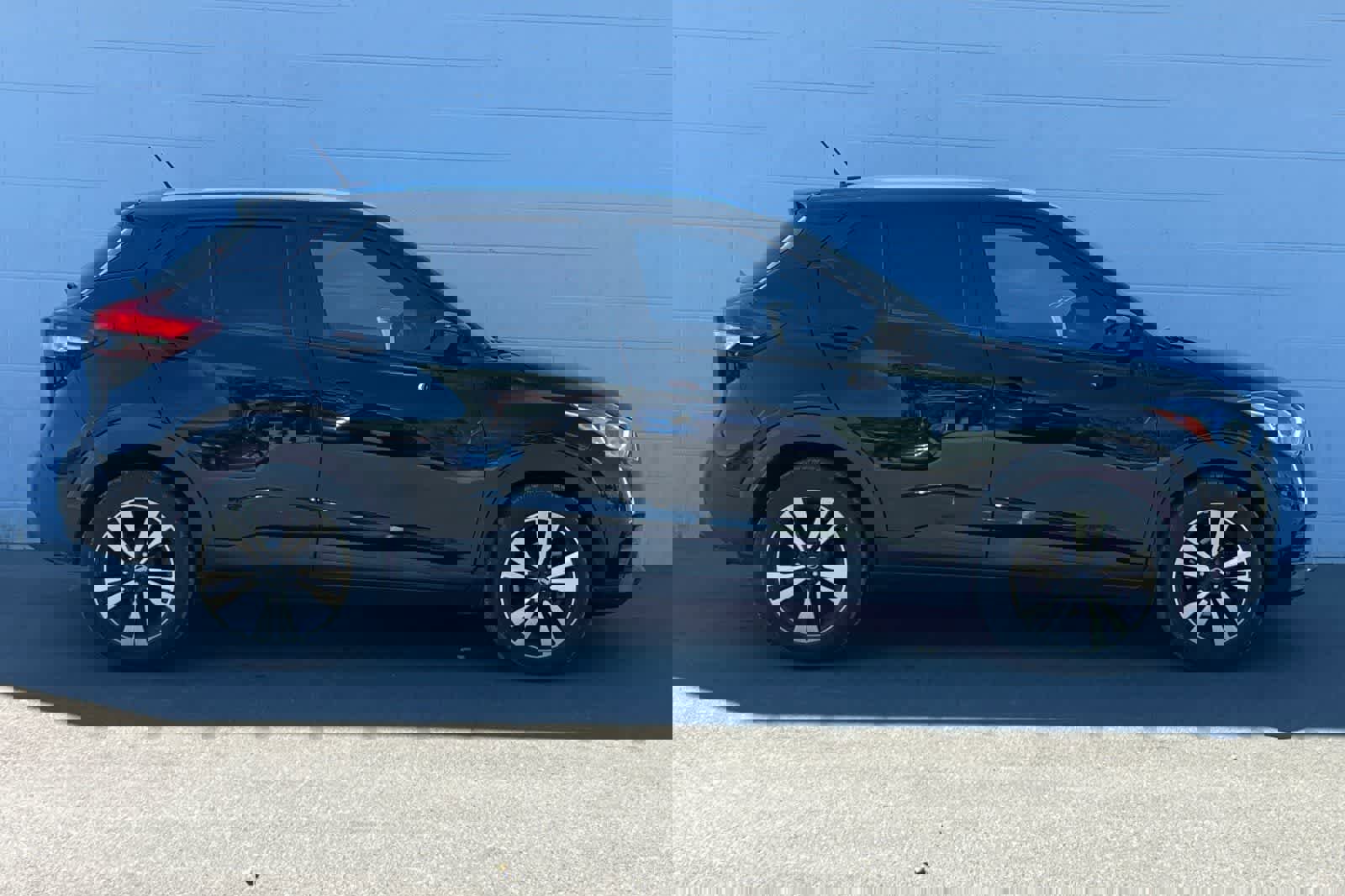 Used 2020 Nissan Kicks SV image 9