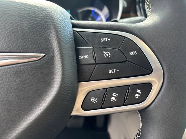 Used 2023 Chrysler Pacifica Limited w/ Uconnect Theater Family Group FWD image 17
