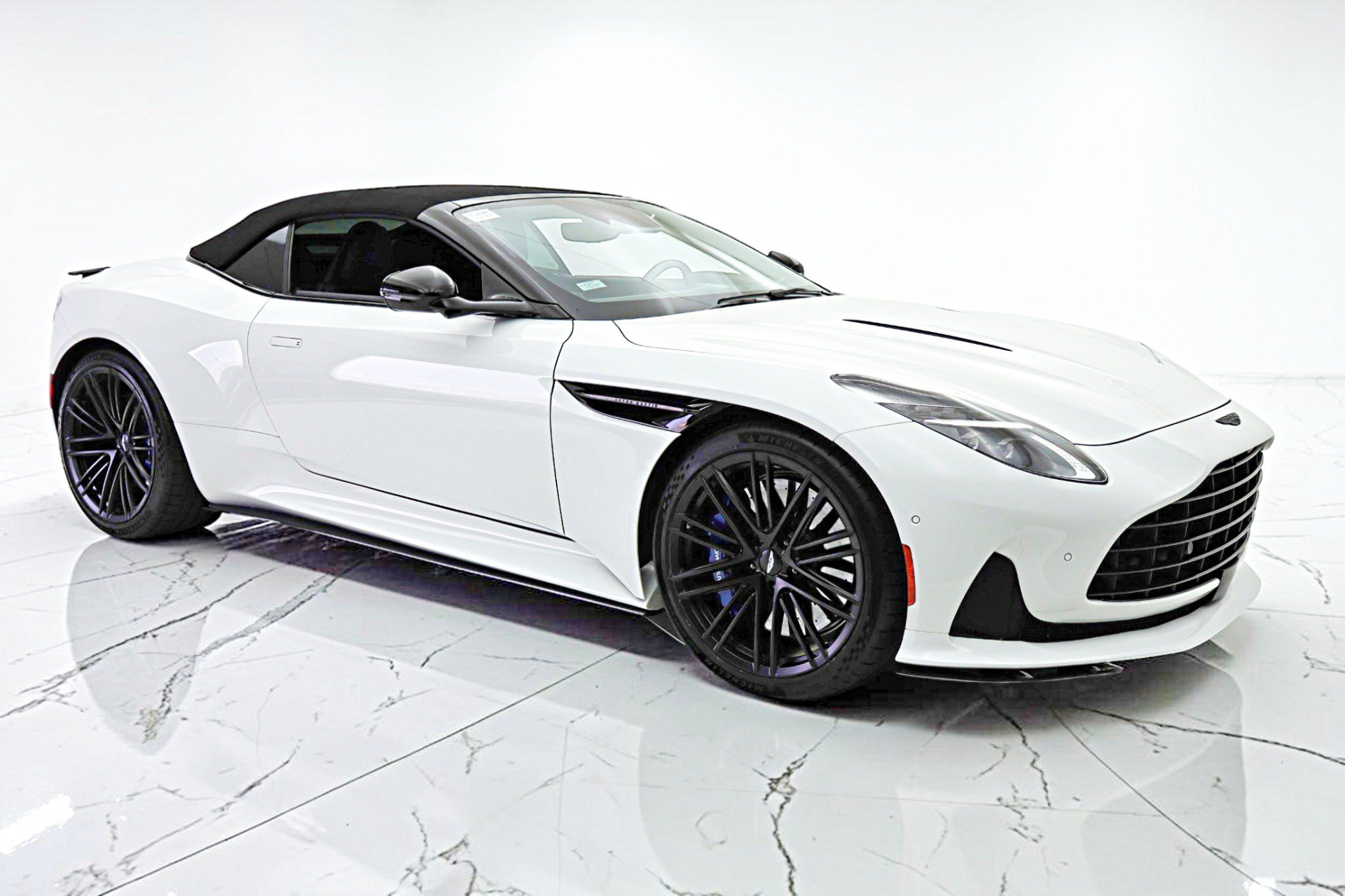 Used 2024 Aston Martin DB12 Convertible RWD image 31