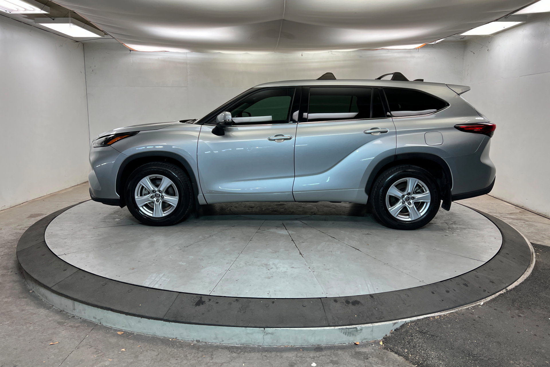 Used 2022 Toyota Highlander LE image 2