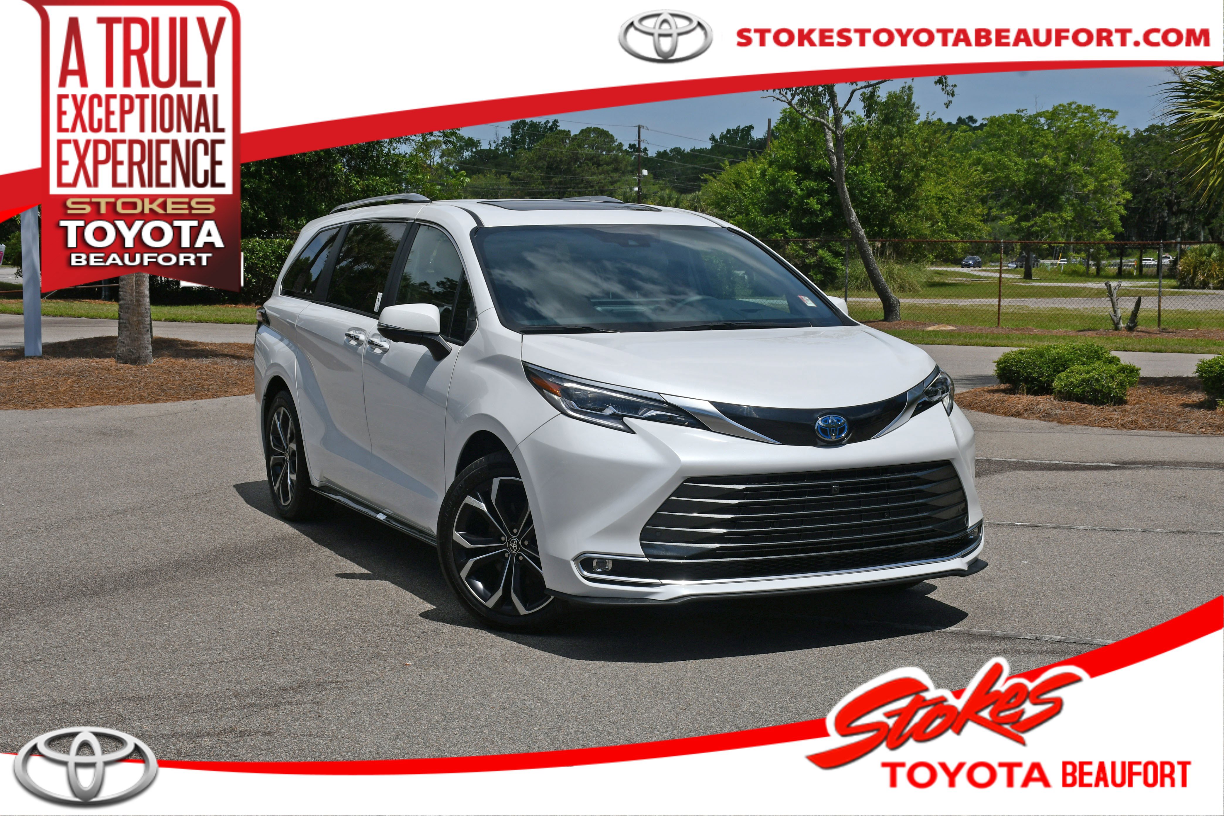 Used 2025 Toyota Sienna Platinum FWD image 1