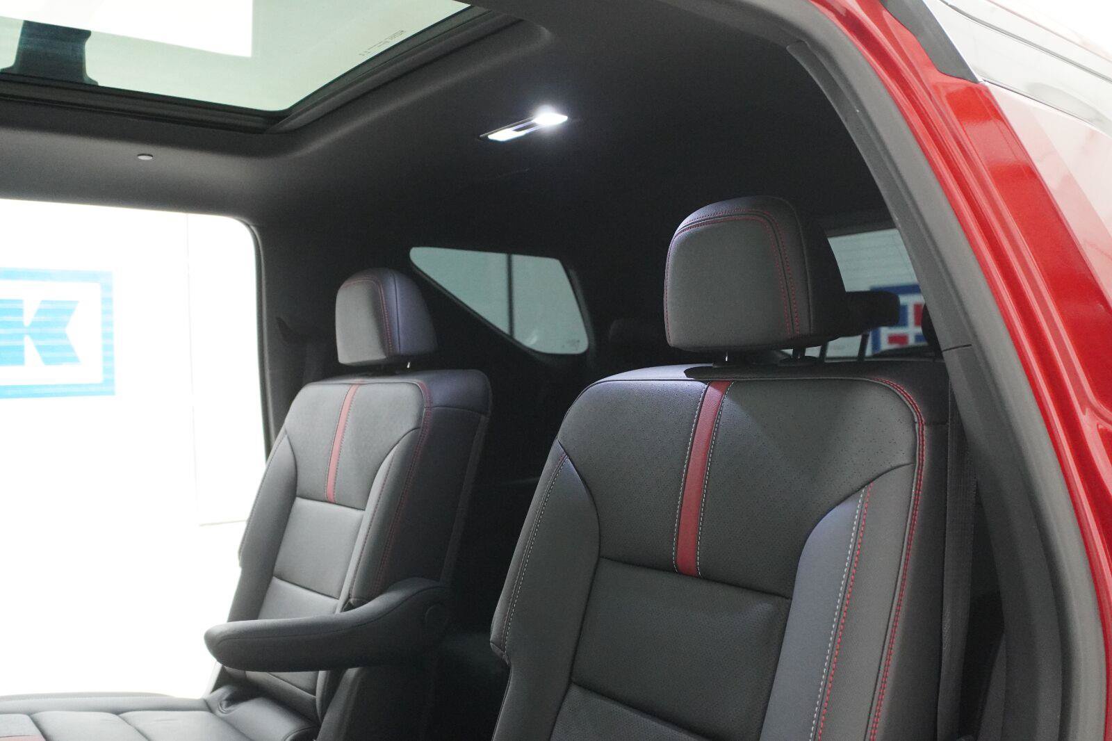 Used 2025 Chevrolet Traverse RS w/ LPO, Floor Liner Package FWD image 32