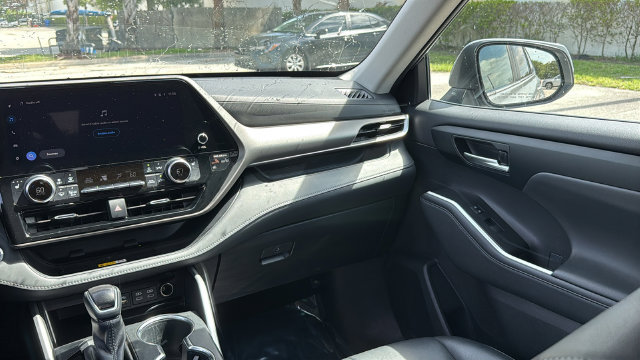 Used 2023 Toyota Highlander XLE FWD image 16