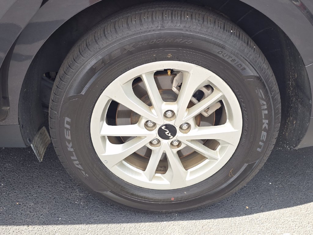Used 2024 Kia Carnival LX FWD image 14