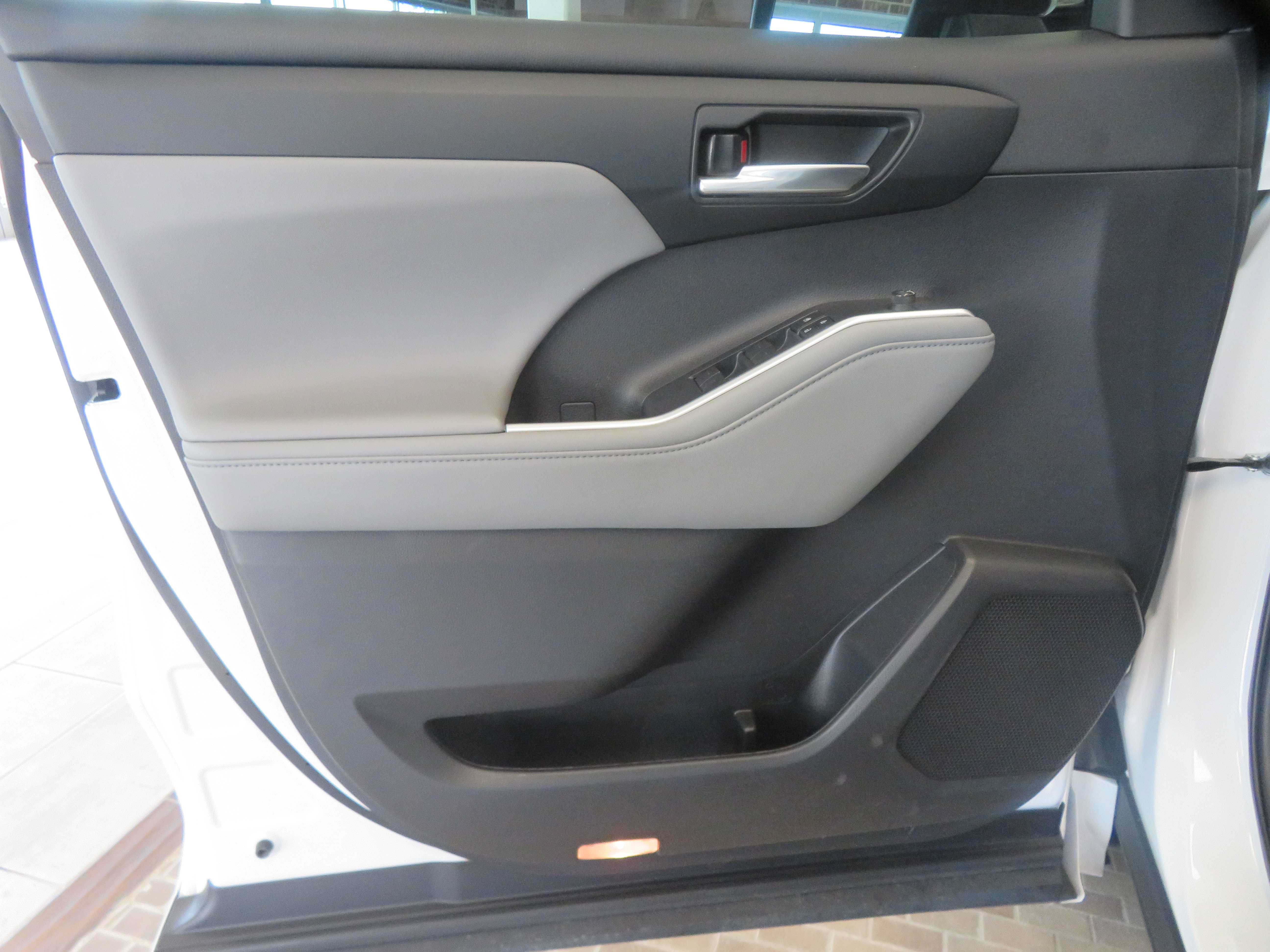 Used 2023 Toyota Highlander XLE FWD image 13