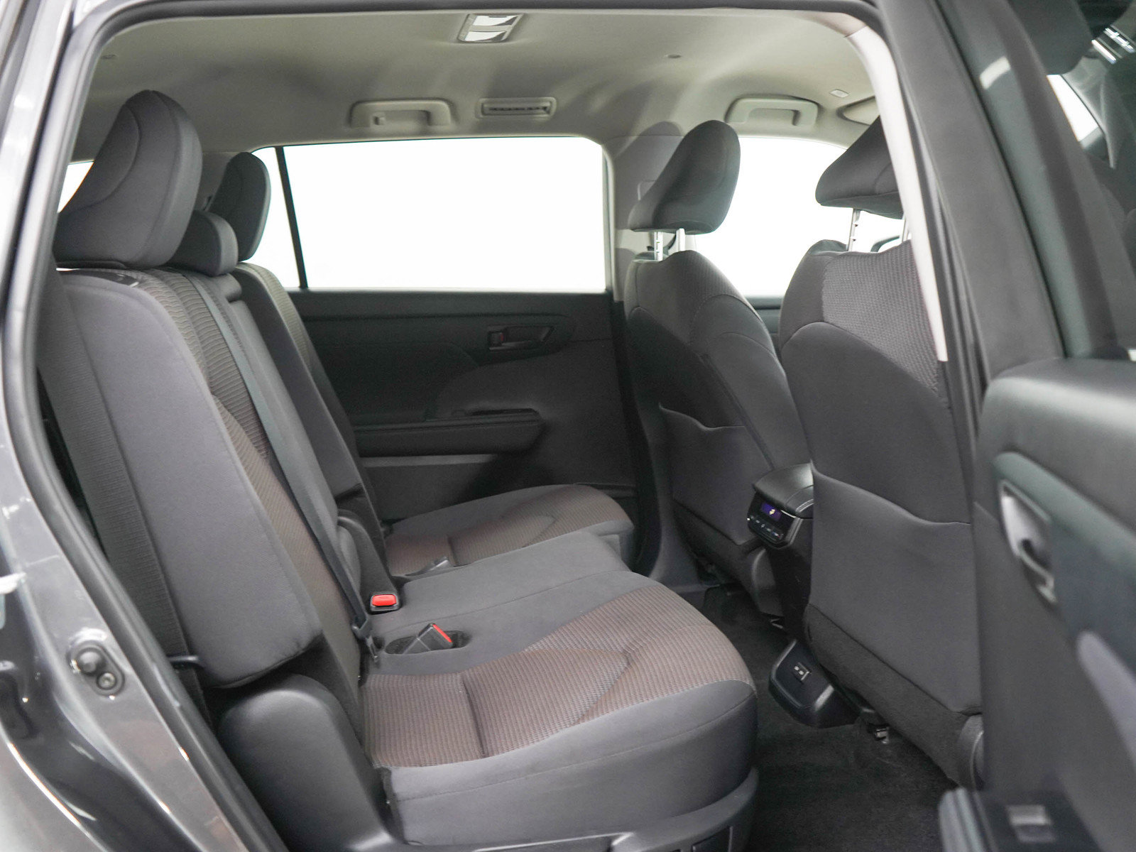 Used 2024 Toyota Highlander LE FWD image 12