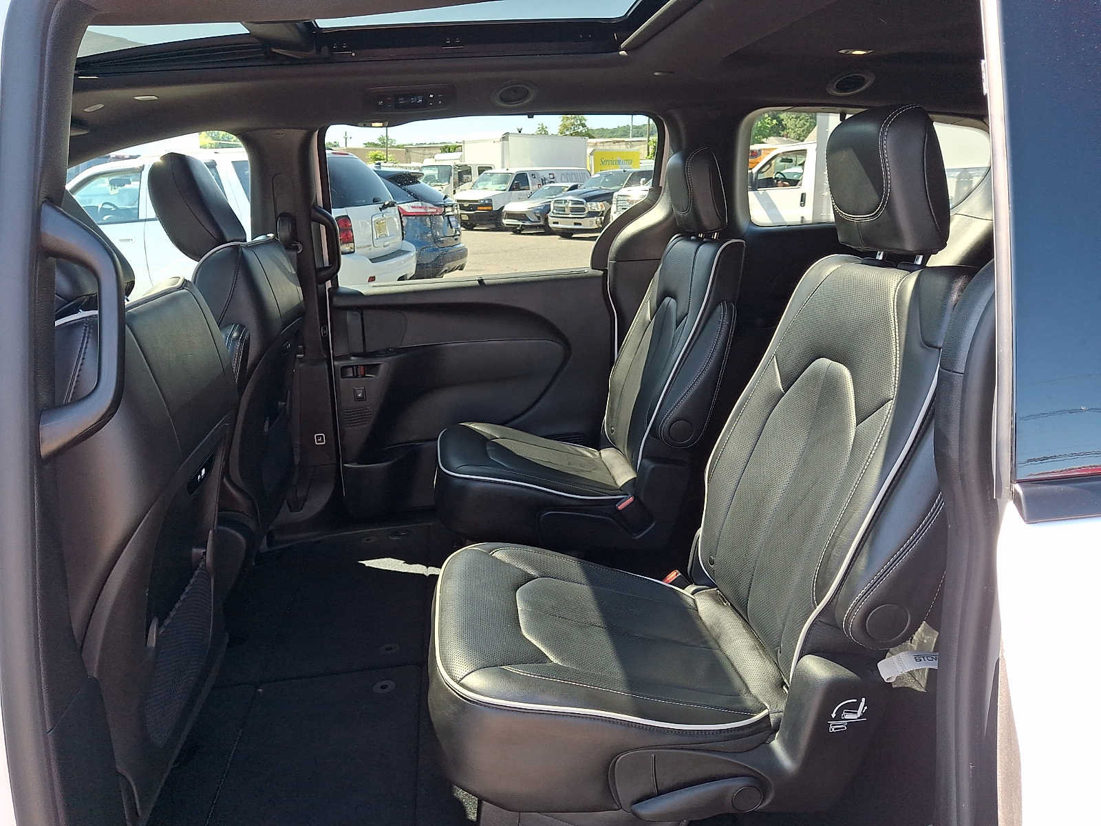 Used 2025 Chrysler Pacifica Limited FWD image 10