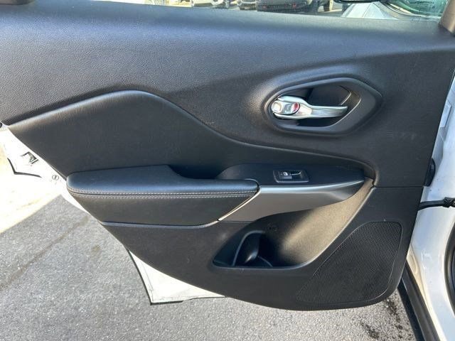 Used 2020 Jeep Cherokee Latitude w/ Cold Weather Group image 28