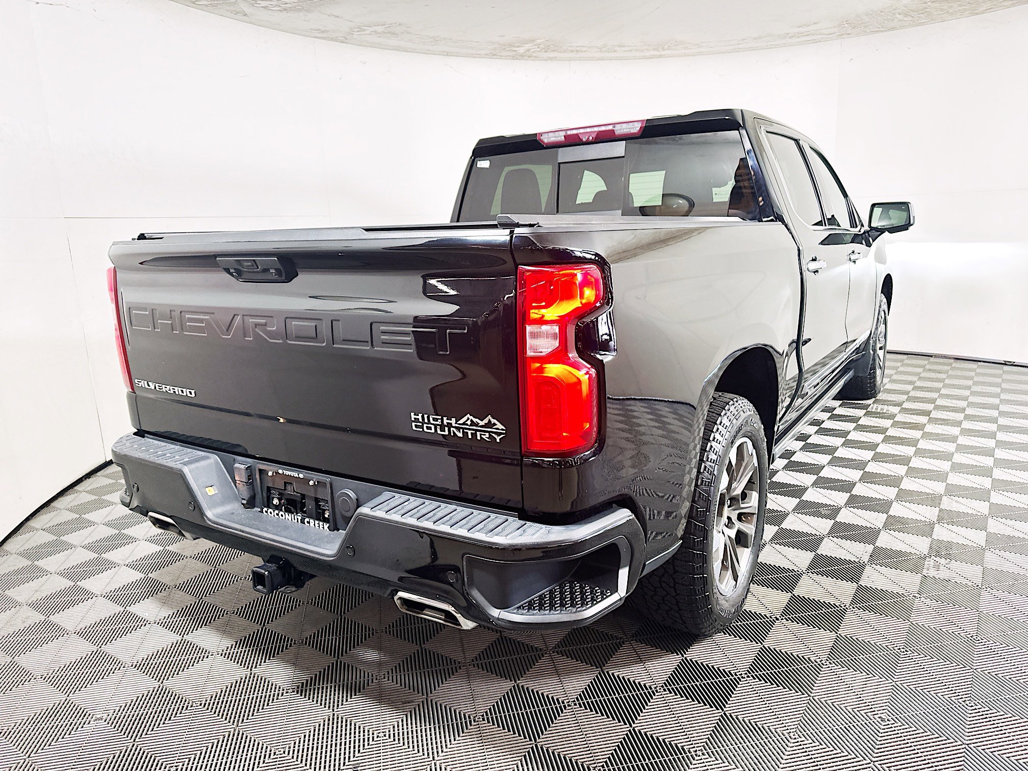 Used 2023 Chevrolet Silverado 1500 High Country w/ Technology Package AWD/4WD image 3