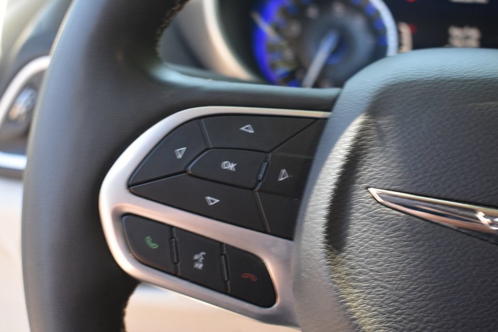 Used 2024 Chrysler Pacifica Touring-L FWD image 13