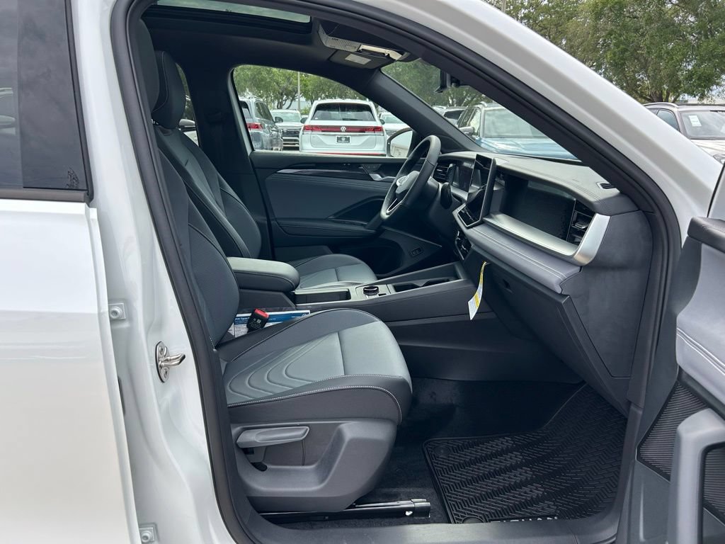 New 2026 Volkswagen Tiguan SE R-Line FWD image 41