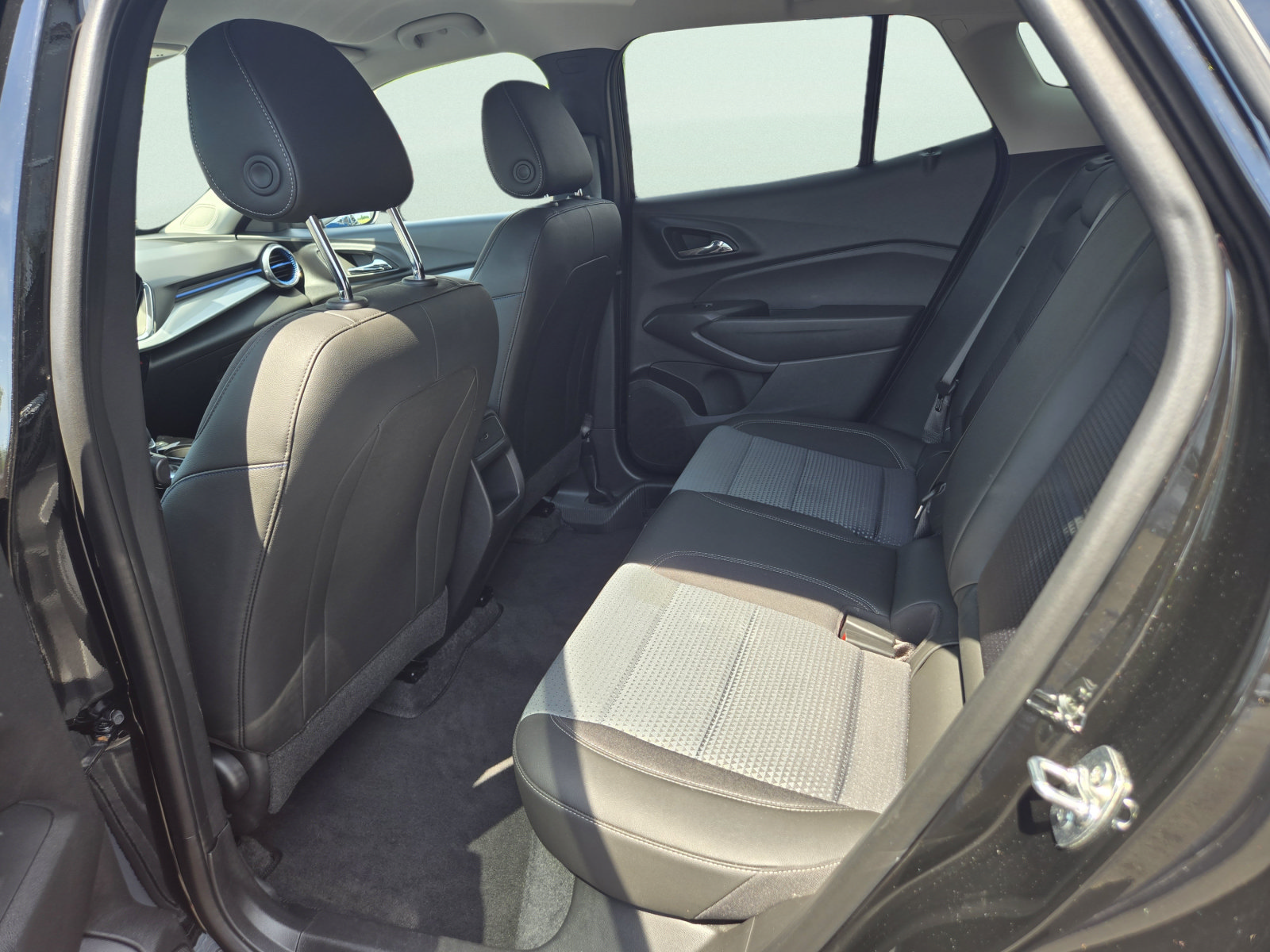 Used 2025 Chevrolet Trax LT w/ LT Convenience Package FWD image 15