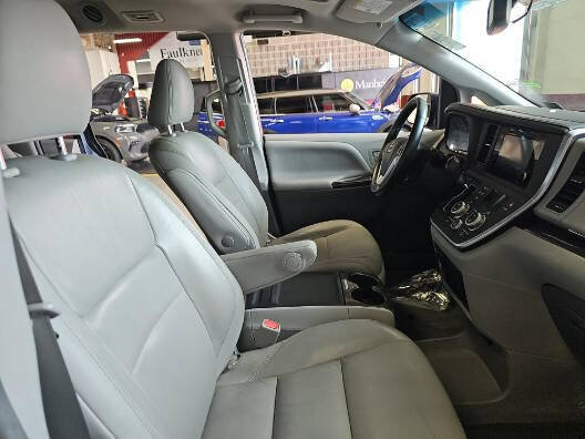 Used 2015 Toyota Sienna XLE Premium AWD/4WD image 3