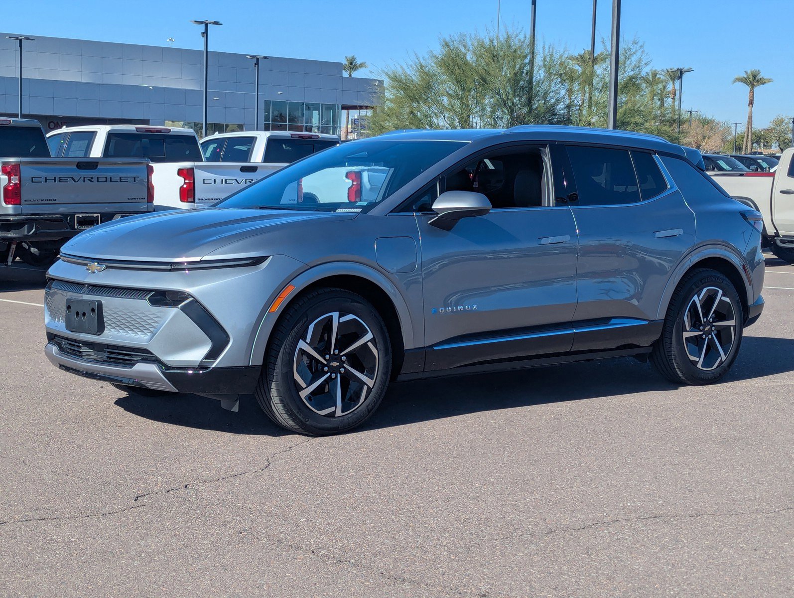 Used 2025 Chevrolet Equinox EV LT w/ Convenience Package image 2
