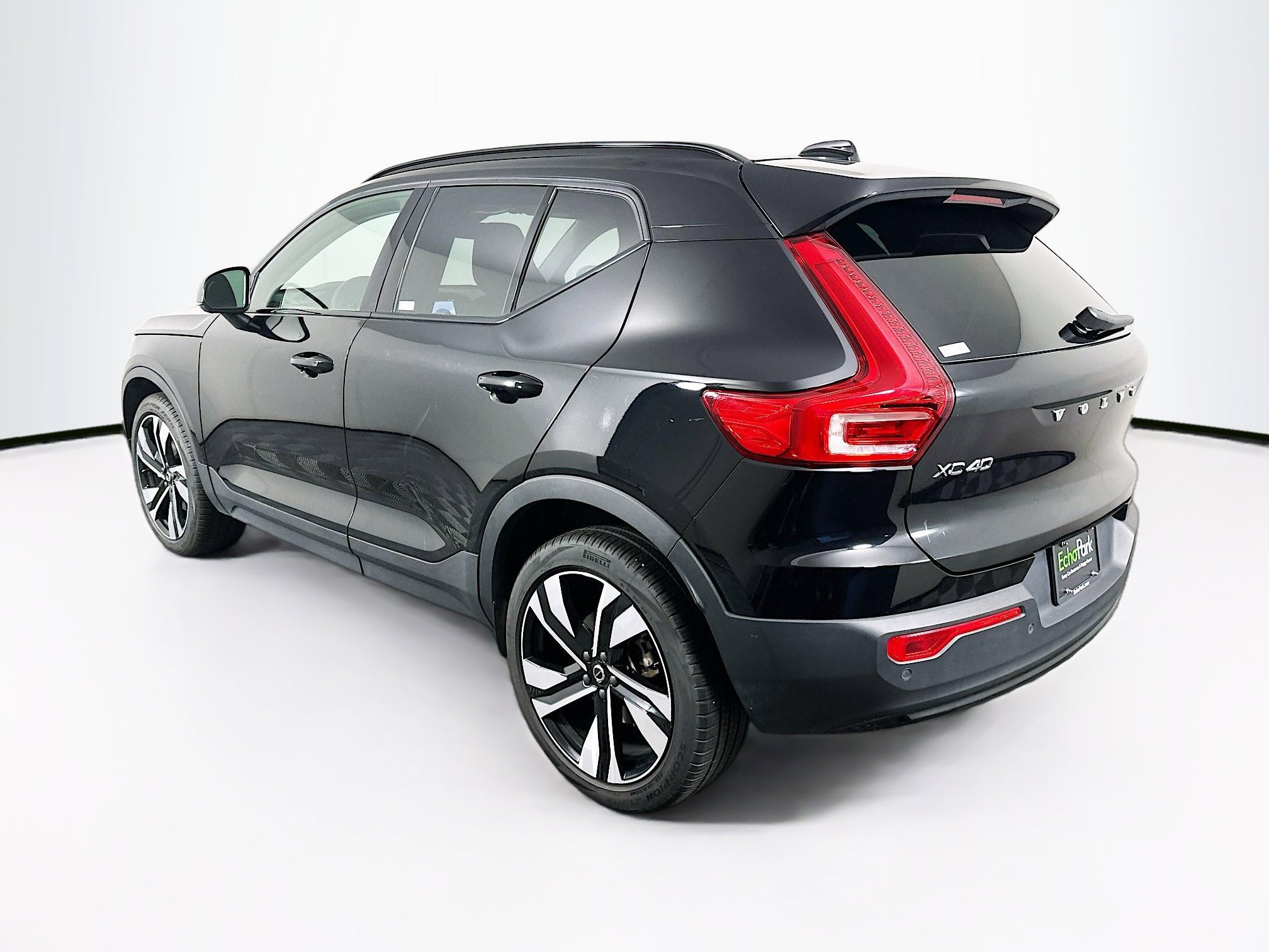 Used 2025 Volvo XC40 B5 Plus image 5
