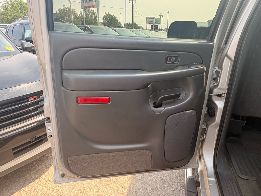 Used 2005 Chevrolet Silverado 2500 LS w/ Heavy-Duty Power Package AWD/4WD image 11