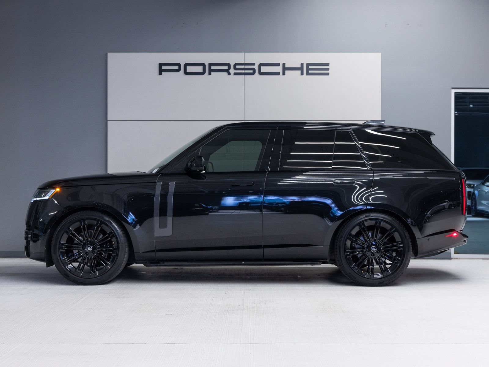 Used 2025 Land Rover Range Rover SE AWD/4WD image 2