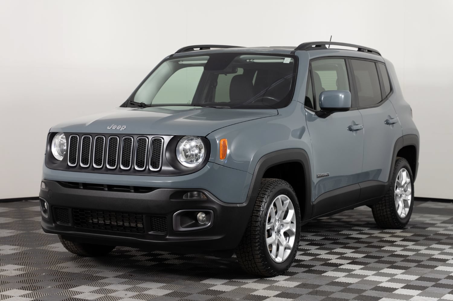 Used 2017 Jeep Renegade Latitude w/ Trailer Tow Group AWD/4WD image 2