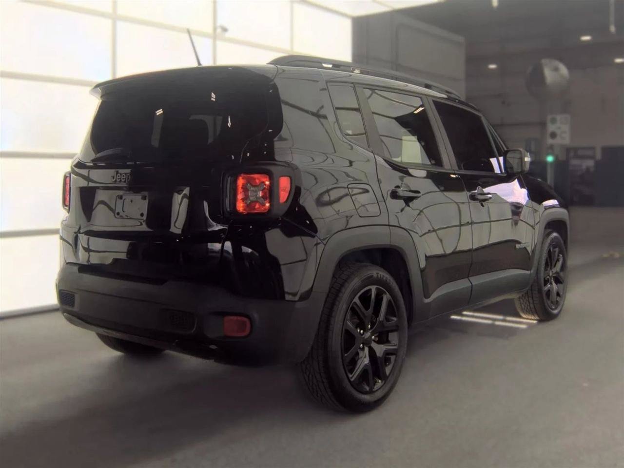 Used 2017 Jeep Renegade Altitude FWD image 5