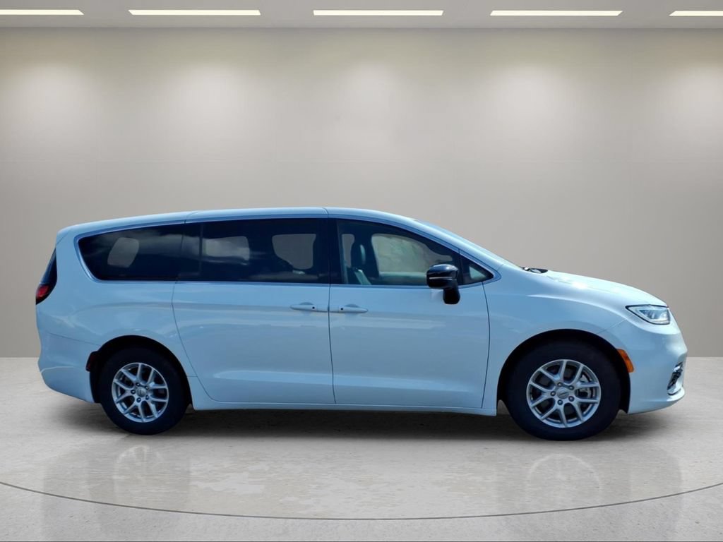 Used 2025 Chrysler Pacifica Select FWD image 2