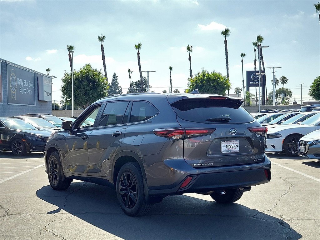 Used 2024 Toyota Highlander XLE image 2