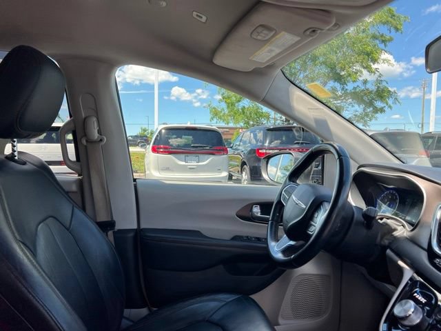 Used 2018 Chrysler Pacifica Touring-L FWD image 35