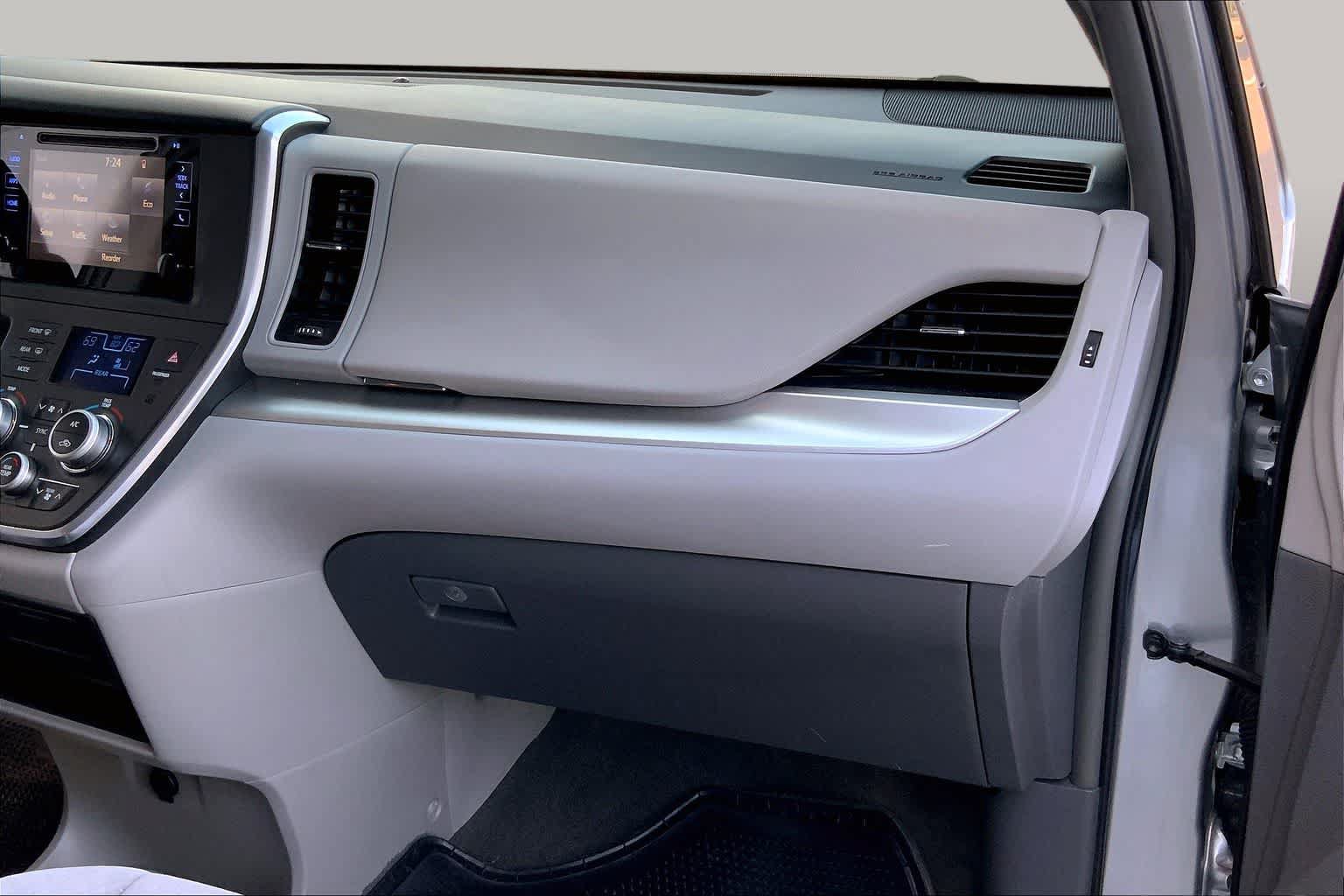 Used 2015 Toyota Sienna LE FWD image 18