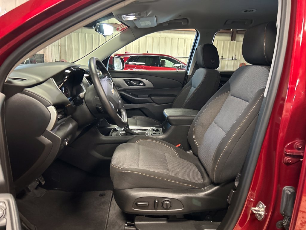 Used 2020 Chevrolet Traverse LT w/ Driver Confidence II Package AWD/4WD image 14