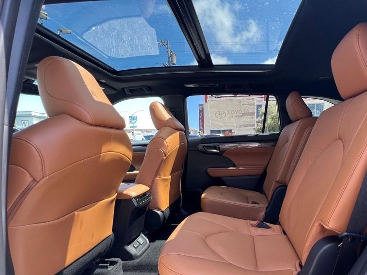 New 2026 Toyota Highlander Platinum AWD/4WD image 14