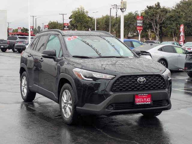 Used 2025 Toyota Corolla Cross LE image 3