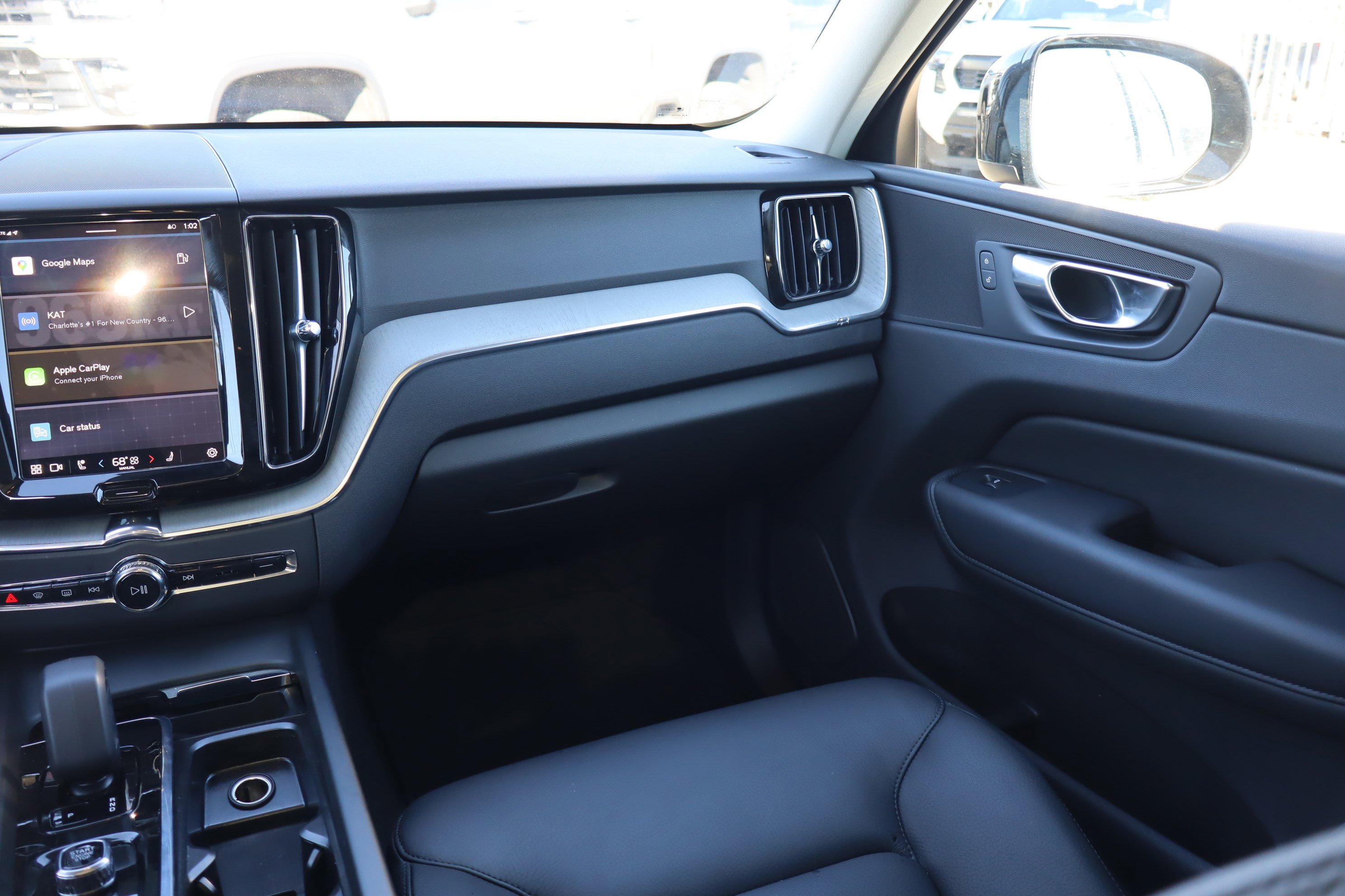 Used 2025 Volvo XC60 B5 Plus image 13