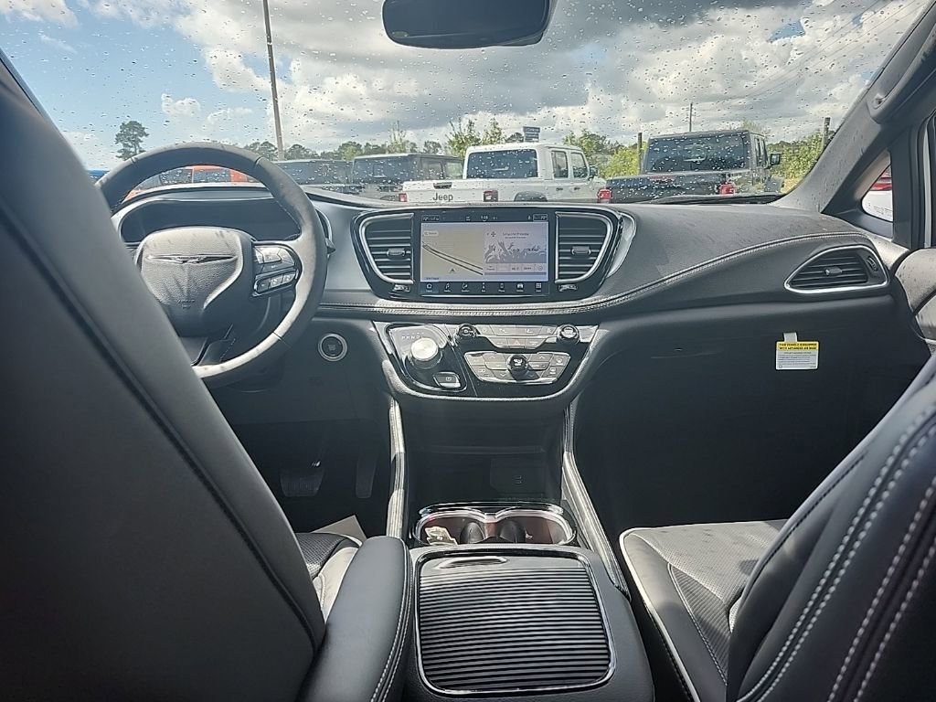 New 2026 Chrysler Pacifica Limited image 23