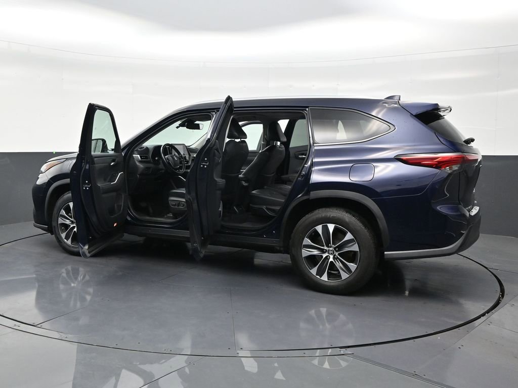 Used 2020 Toyota Highlander XLE image 30