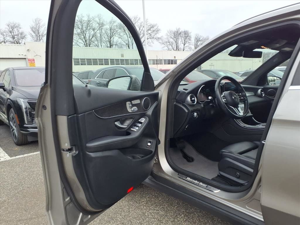 Used 2021 Mercedes-Benz GLC 300 4MATIC image 11