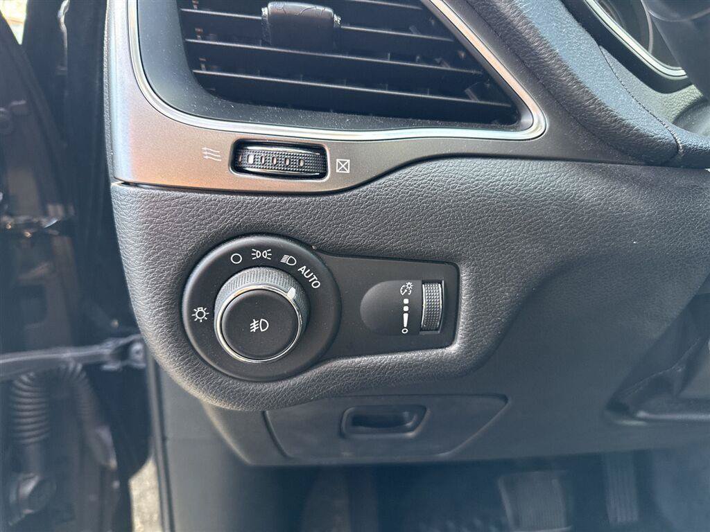 Used 2019 Jeep Cherokee Latitude w/ Cold Weather Group FWD image 17