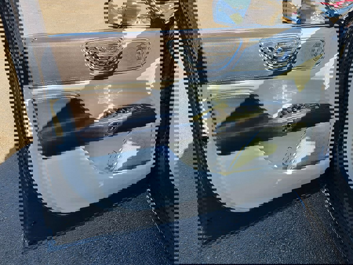 Used 2017 Lincoln Continental Black Label w/ Rear-seat Package image 24