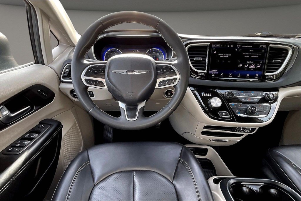 Used 2023 Chrysler Pacifica Touring-L FWD image 11