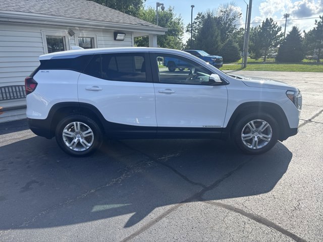Used 2023 GMC Terrain SLE image 2