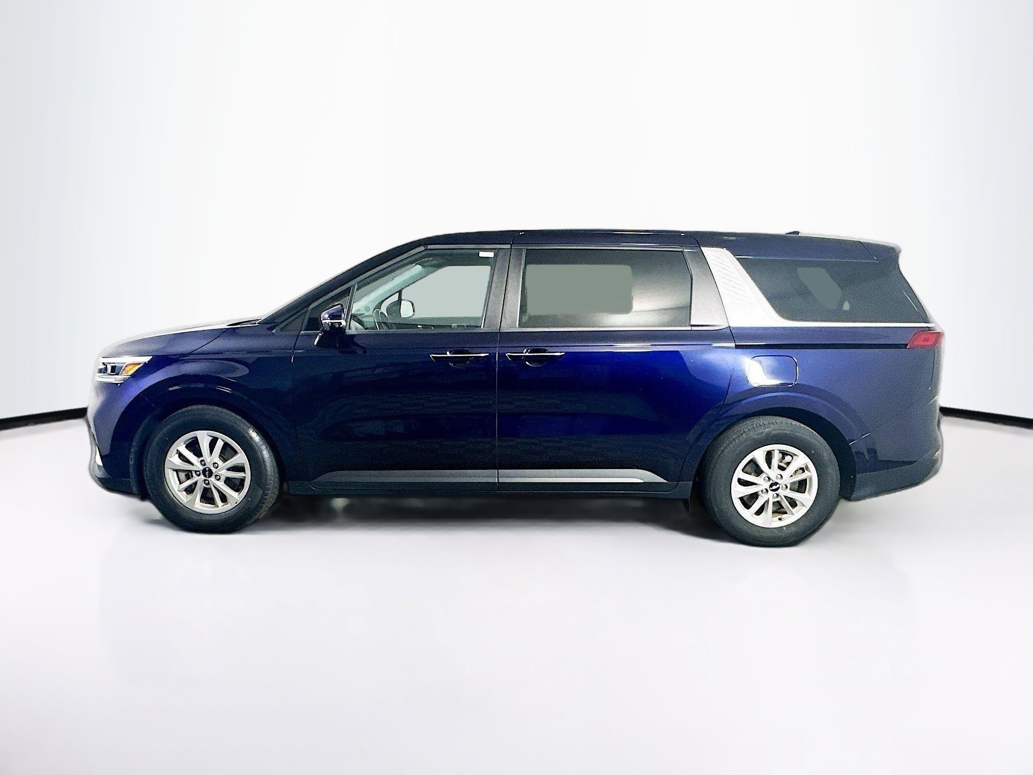 Used 2024 Kia Carnival LX image 4
