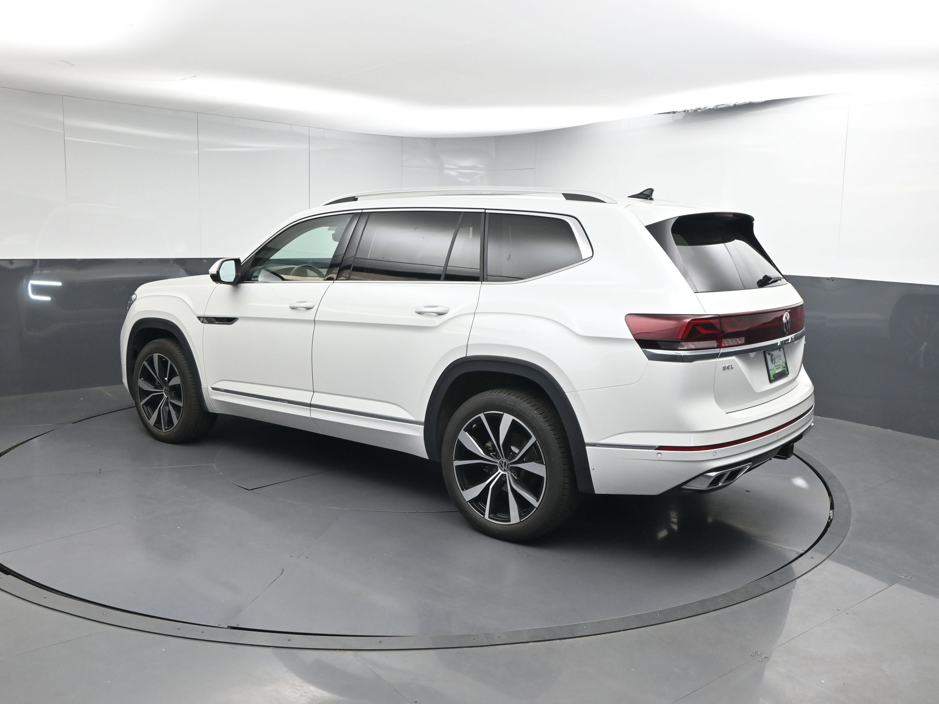 Used 2025 Volkswagen Atlas SEL Premium R-Line image 3