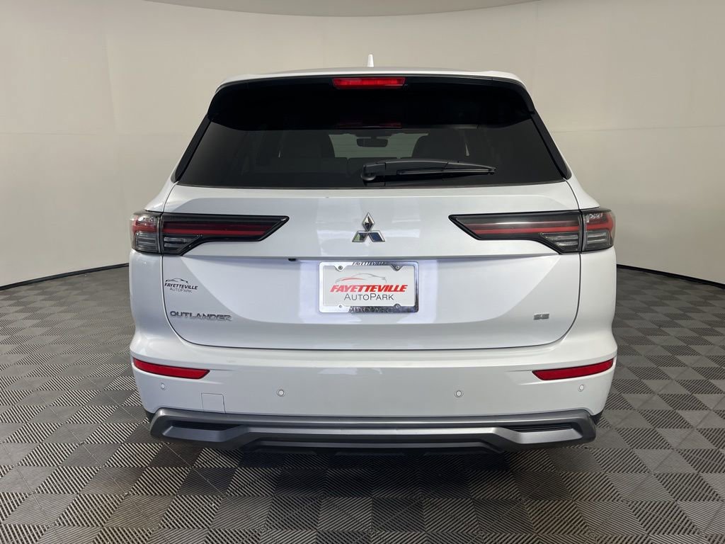 Used 2025 Mitsubishi Outlander SE image 11