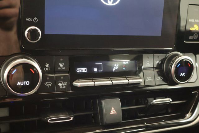 Used 2024 Toyota Highlander LE image 22