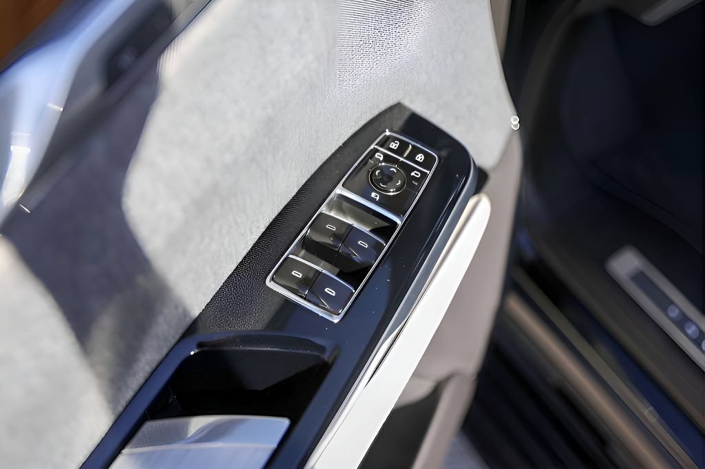 Used 2025 Cadillac Escalade Sport Platinum w/ LPO, Floor Liner Package AWD/4WD image 17