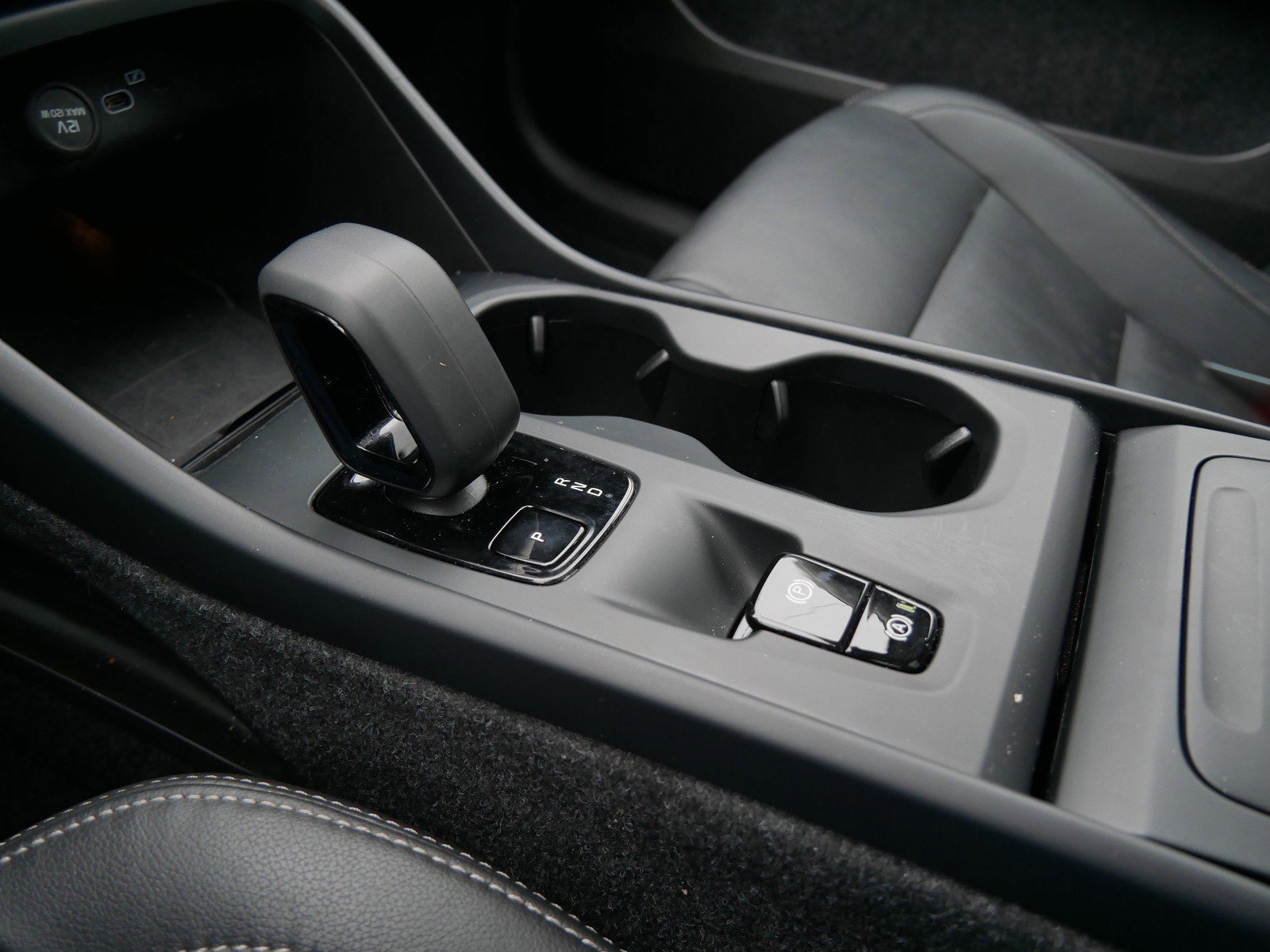 Used 2025 Volvo XC40 B5 Core image 17