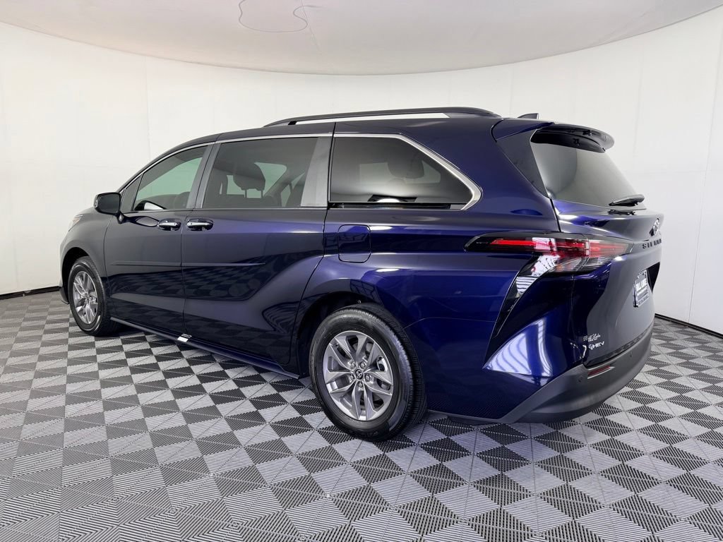Used 2025 Toyota Sienna XLE w/ XLE Plus Package FWD image 9