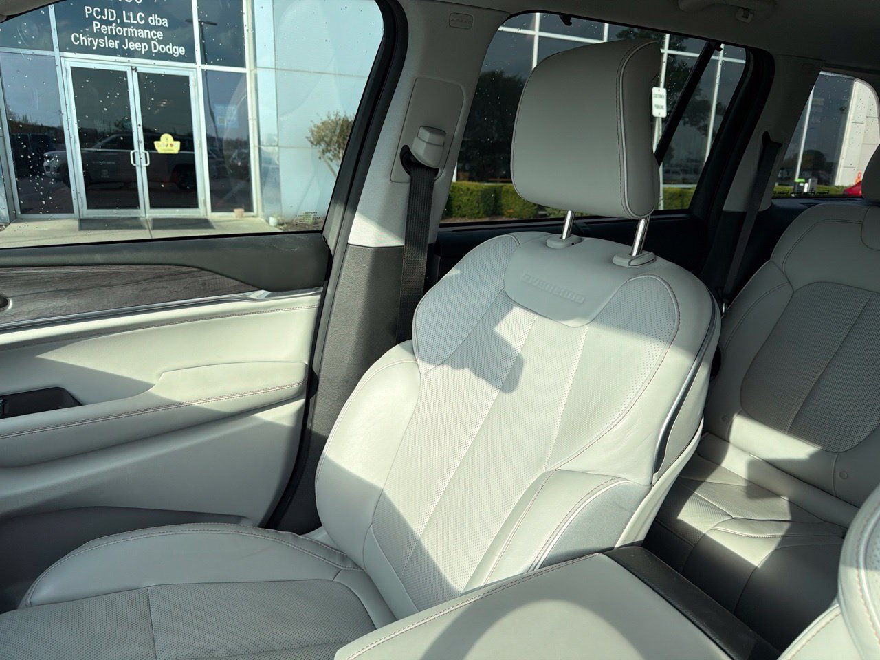 Used 2023 Jeep Grand Cherokee Overland w/ Luxury Tech Group IV AWD/4WD image 18