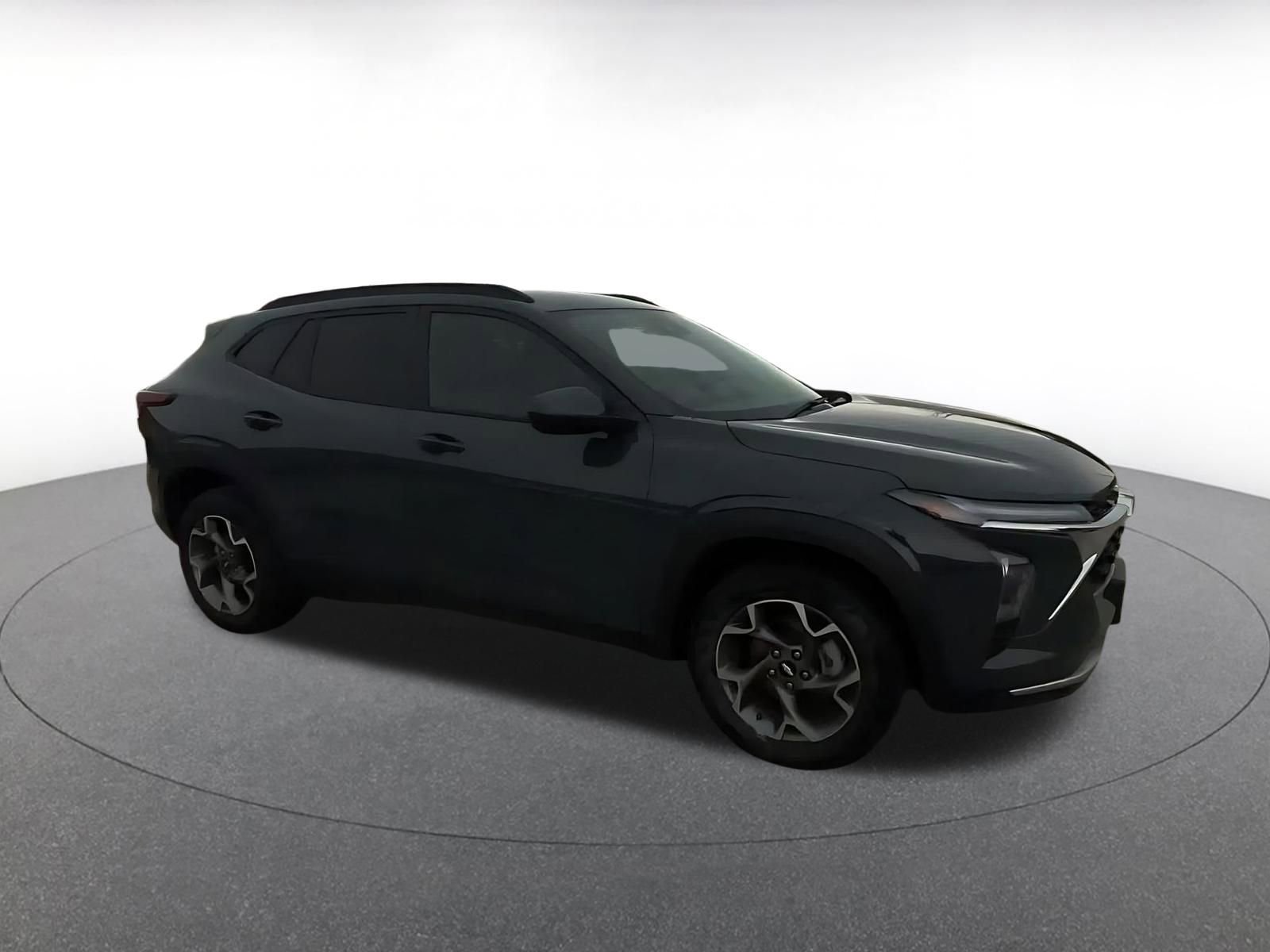 Used 2025 Chevrolet Trax LT image 2