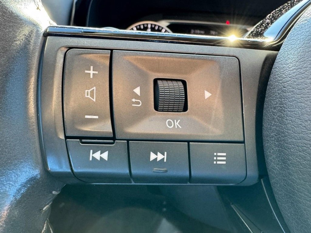 Used 2022 Nissan Pathfinder SV image 16