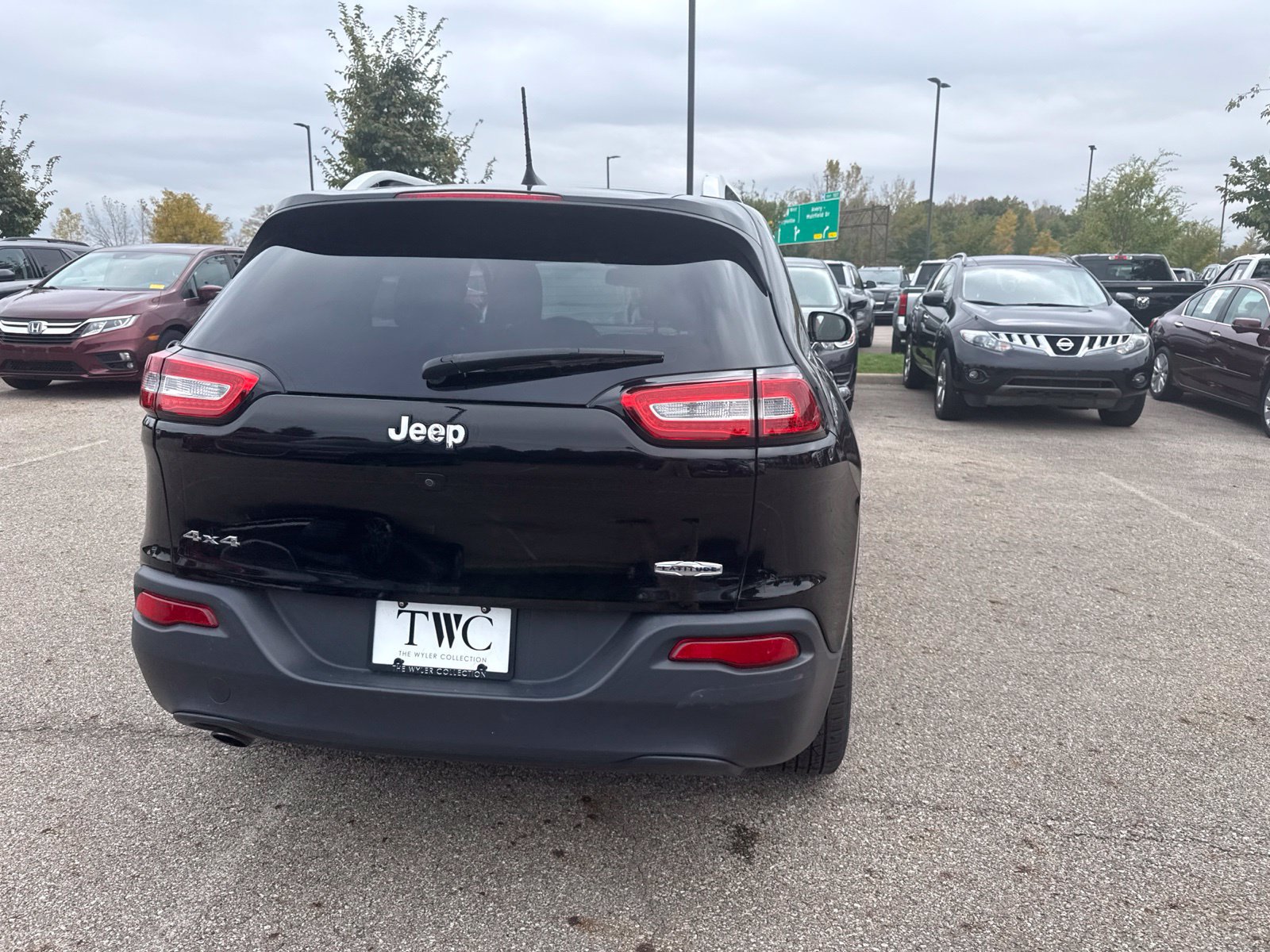 Used 2017 Jeep Cherokee Latitude w/ Cold Weather Group AWD/4WD image 6