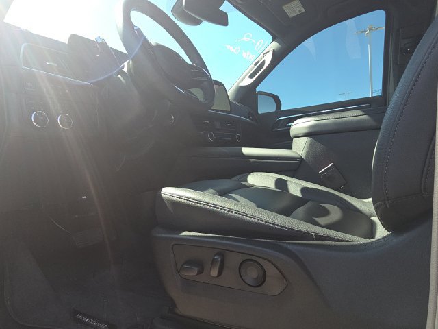 Used 2025 Chevrolet Suburban Z71 w/ Comfort Package AWD/4WD image 9